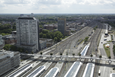 903184 Overzicht van het zuidelijke deel van het Centraal Station te Utrecht, vanaf de 21e verdieping van het ...